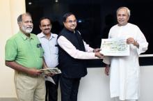 Sankhadhwani Sadak Surakhya Samiti handing over a cheque of Rs 25 000 to Chief Minister Shri Naveen Patnaik towards CMRF at Lok Seva Bhawan
