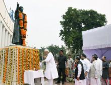 Chief Minister Shri Naveen Patnaik floral tribute to the statue of Utkal Gourab Madhusudan Das on the occasion of 86th Shradhotsav at OLA Premises