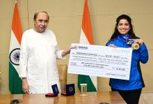 Chief Minister Shri Naveen Patnaik handing over a cash award of Rs 10. 50 lakh to Shriyanka Sarangi for Asian Championship Medal in Shooting and qualified for Olympic at Naveen Niwas