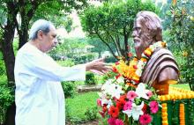 Chief Minister Shri Naveen Patnaik paying floral tribute to  Pandit Nilakantha Das on the occasion of Shradhotsav
