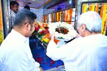 Chief Minister Shri Naveen Patnaik paying floral tribute to former speaker Maheswar Mohanty at Bhubaneswar 