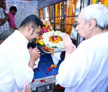 Chief Minister Shri Naveen Patnaik paying floral tribute to former speaker Maheswar Mohanty at Bhubaneswar 