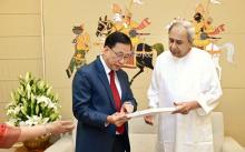 Chief Minister Shri Naveen Patnaik with 12 member World Skill Centre (WSC) delegation from Singapore at Naveen Niwas 