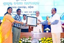 Chief Minister Shri Naveen Patnaik Presenting Chief Minister’s Award to Doctors, Paramedics, Institutions and Individuals for Excellence in Healthcare Services at Convention Centre