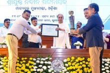 Chief Minister Shri Naveen Patnaik Presenting Chief Minister’s Award to Doctors, Paramedics, Institutions and Individuals for Excellence in Healthcare Services at Convention Centre