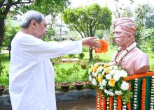 Chief Minister Shri Naveen Patnaik paying floral tribute to the statue of Veer Surendra Sai on the occasion of Shradhotsav