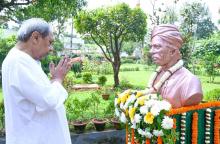 Chief Minister Shri Naveen Patnaik paying floral tribute to the statue of Veer Surendra Sai on the occasion of Shradhotsav
