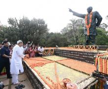 Chief Minister Shri Naveen Patnaik Paying Floral Tribute to  Biju Patnaik on the occasion of his Birth Anniversary at  Biju Patnaik Park