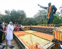 Chief Minister Shri Naveen Patnaik Paying Floral Tribute to  Biju Patnaik on the occasion of his Birth Anniversary at  Biju Patnaik Park