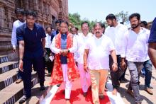 ମୁଖ୍ୟମନ୍ତ୍ରୀ ଶ୍ରୀ ମୋହନ ଚରଣ ମାଝୀ ଗଞ୍ଜାମ ଜିଲ୍ଲା ଗସ୍ତ ଅବସରରେ ମା ତାରା ତାରିଣୀ ମନ୍ଦିର ଦର୍ଶନ କରୁଛନ୍ତି